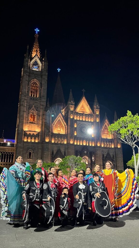 Contrata a Ballet Folklórico Xóchitl Izcalli De Guadalajara para tu evento.